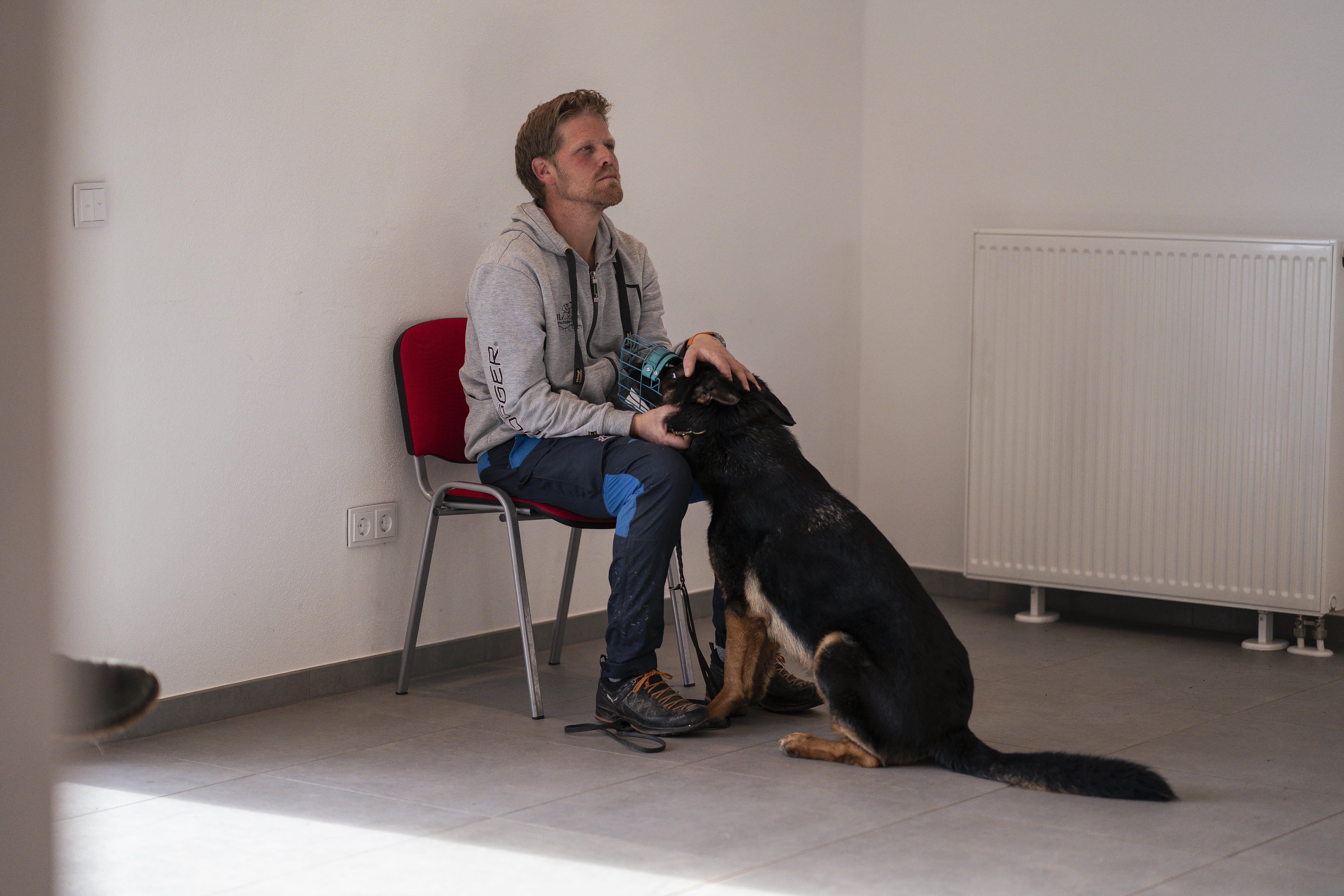 Mann leistet dem Hund Erste Hilfe von FellFibel