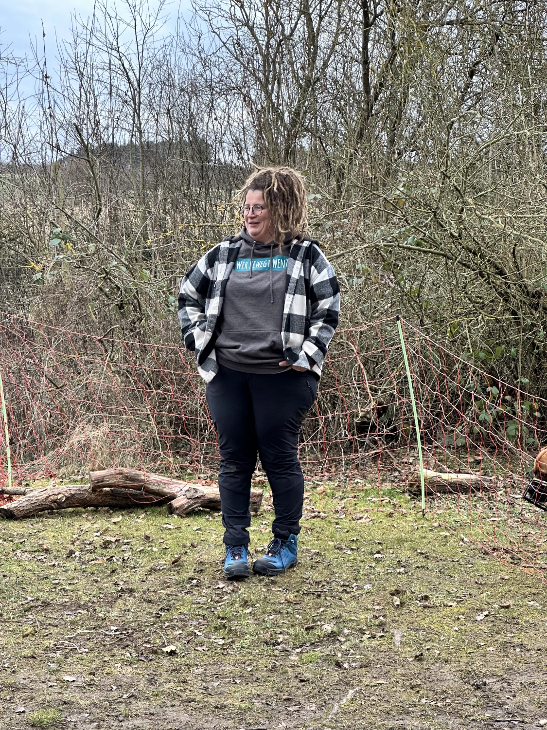 Mann leistet dem Hund Erste Hilfe von FellFibel