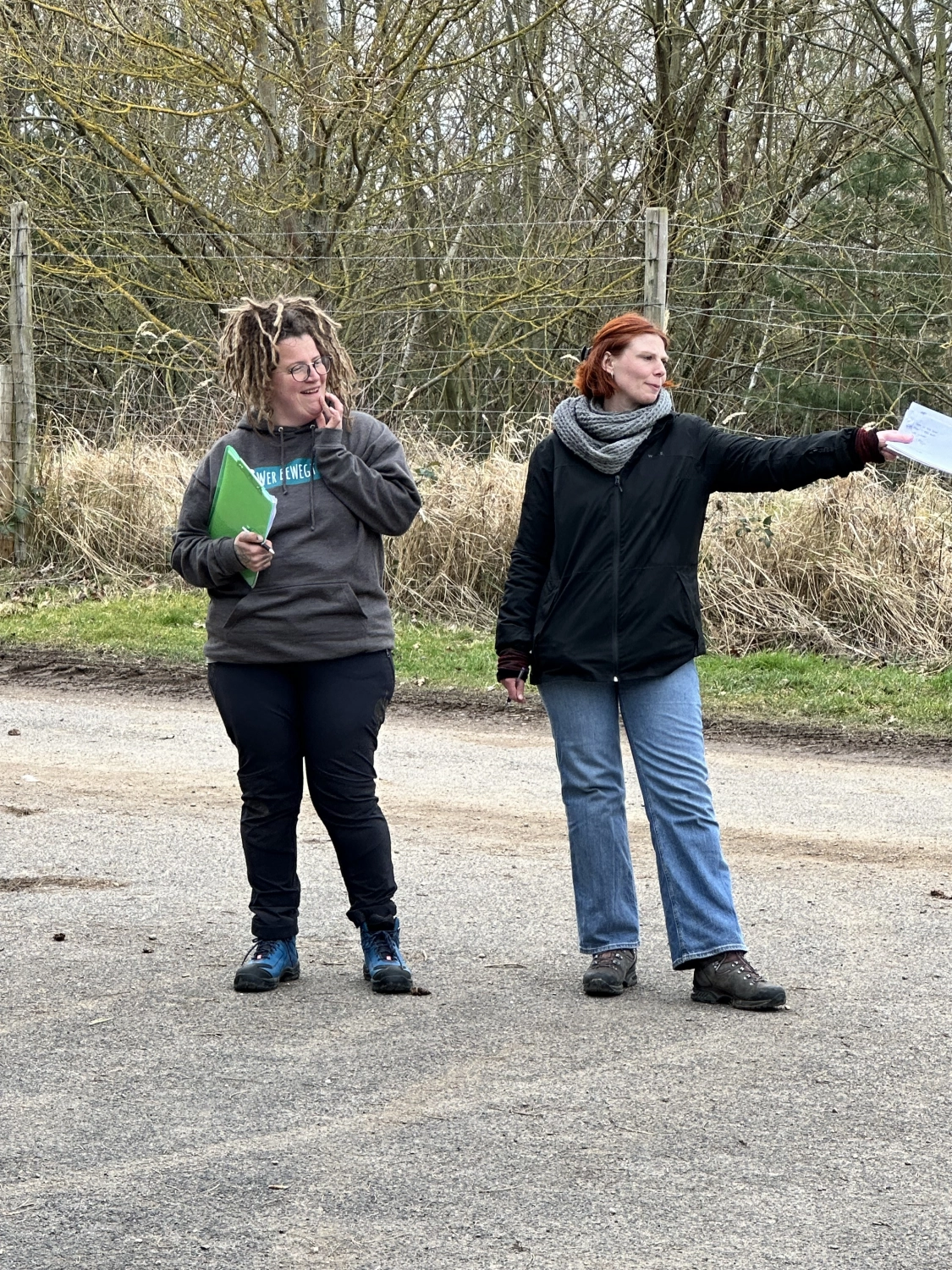 Mann leistet dem Hund Erste Hilfe von FellFibel