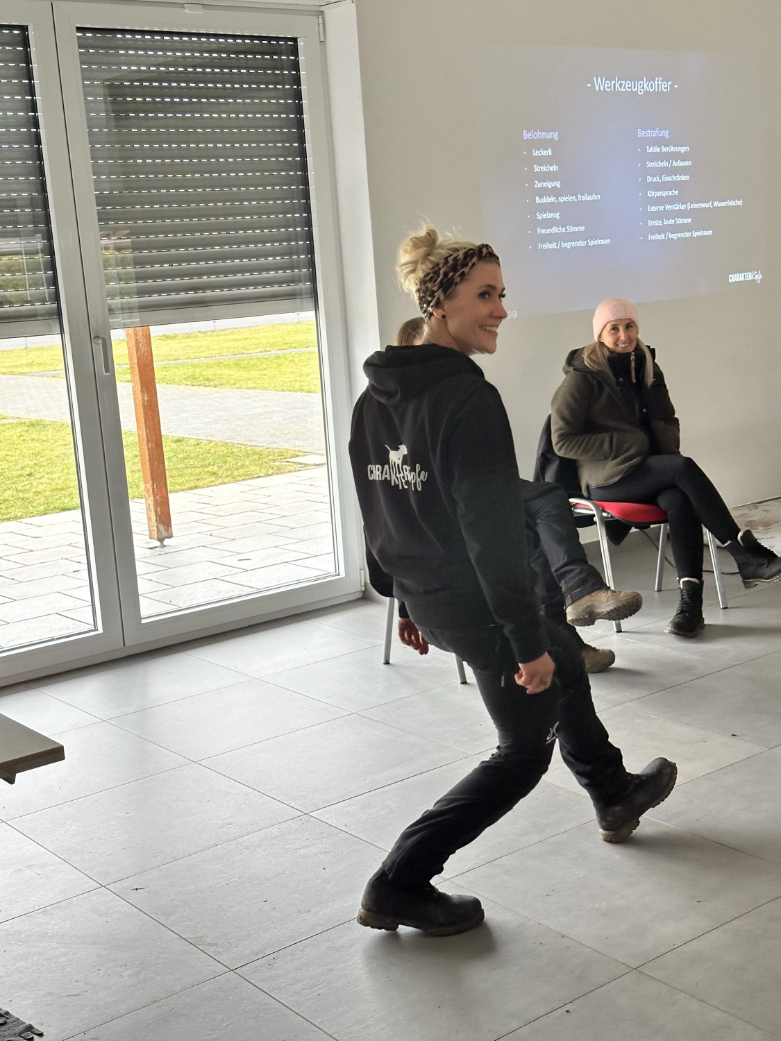 Mann leistet dem Hund Erste Hilfe von FellFibel