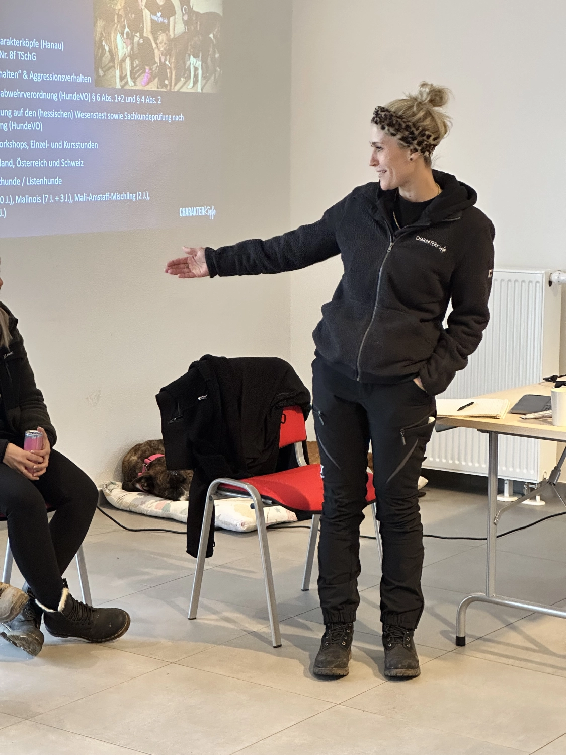 Mann leistet dem Hund Erste Hilfe von FellFibel