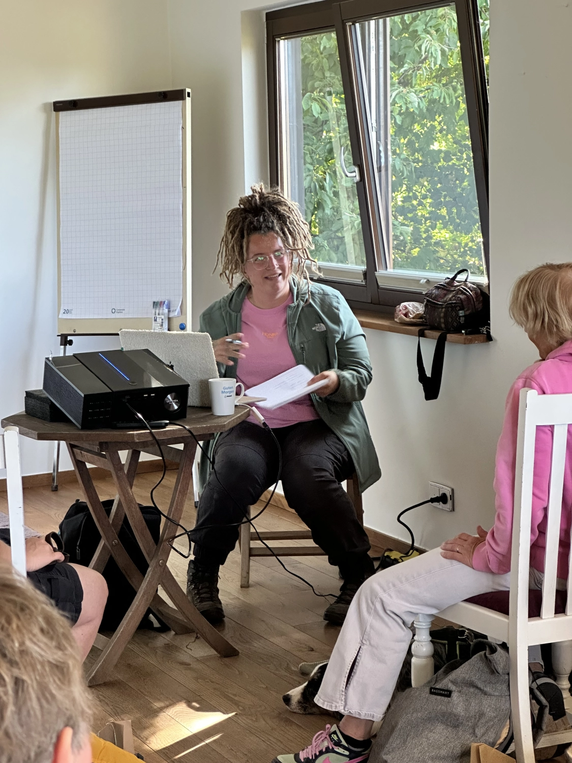 Mann leistet dem Hund Erste Hilfe von FellFibel