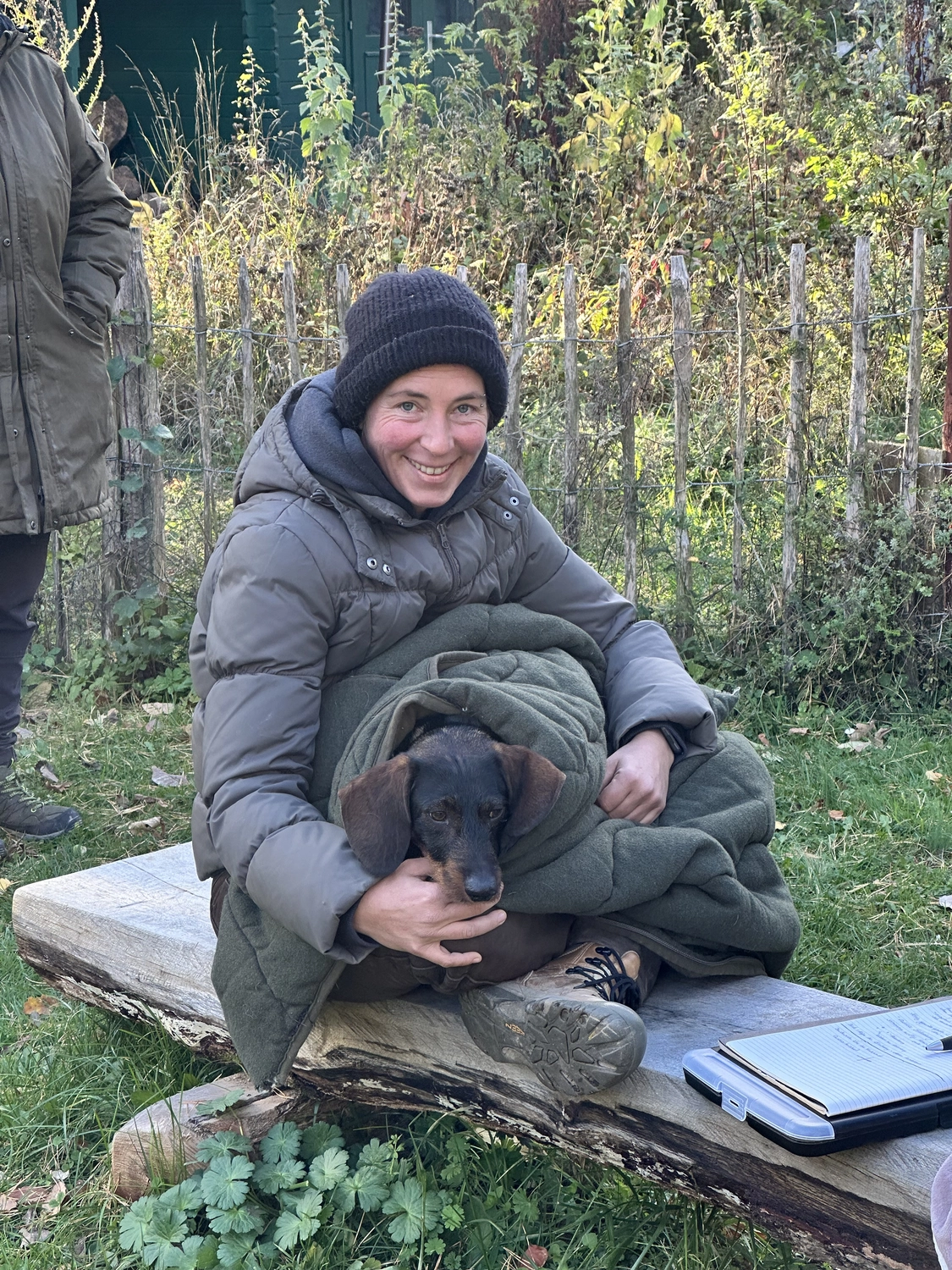 Ein Mann mit einer Hundecollage