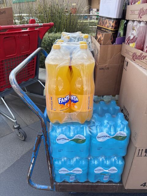 2 Autos randvoll nur mit Lebensmittel und Getränken