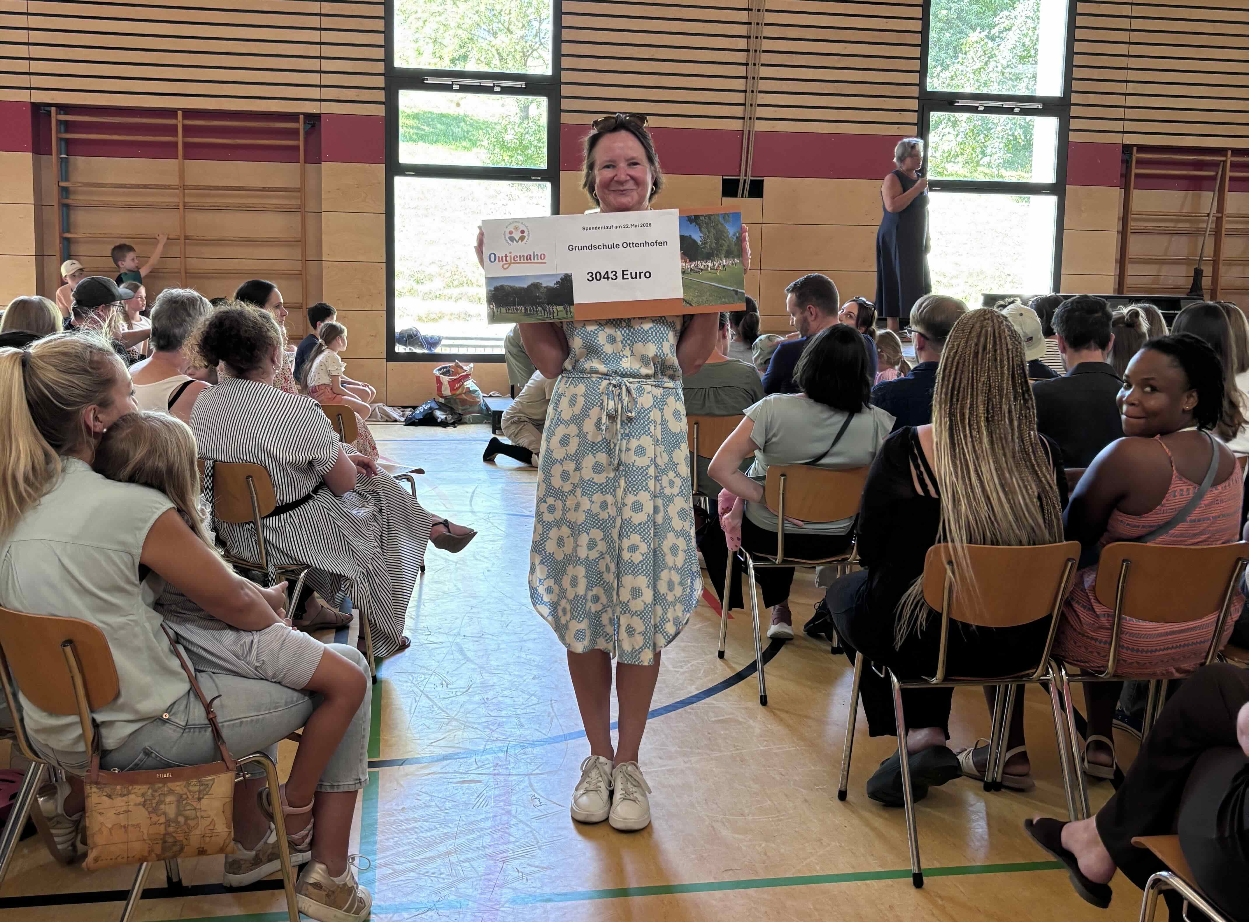Übergabe des gesammelten Geldes vom Sponsorenlauf der Grundschule an Martina im Rahmen des Schulfests