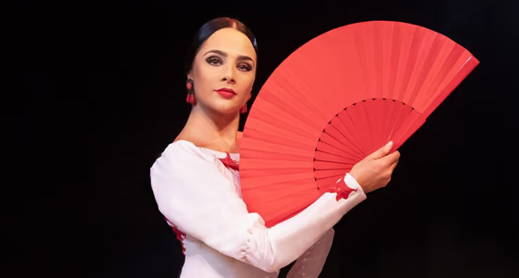 La Emi with red fan