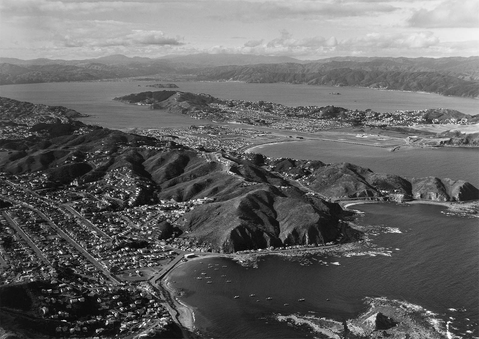 island-bay-wellington-1959-framed-whites-aviation-vintage-print