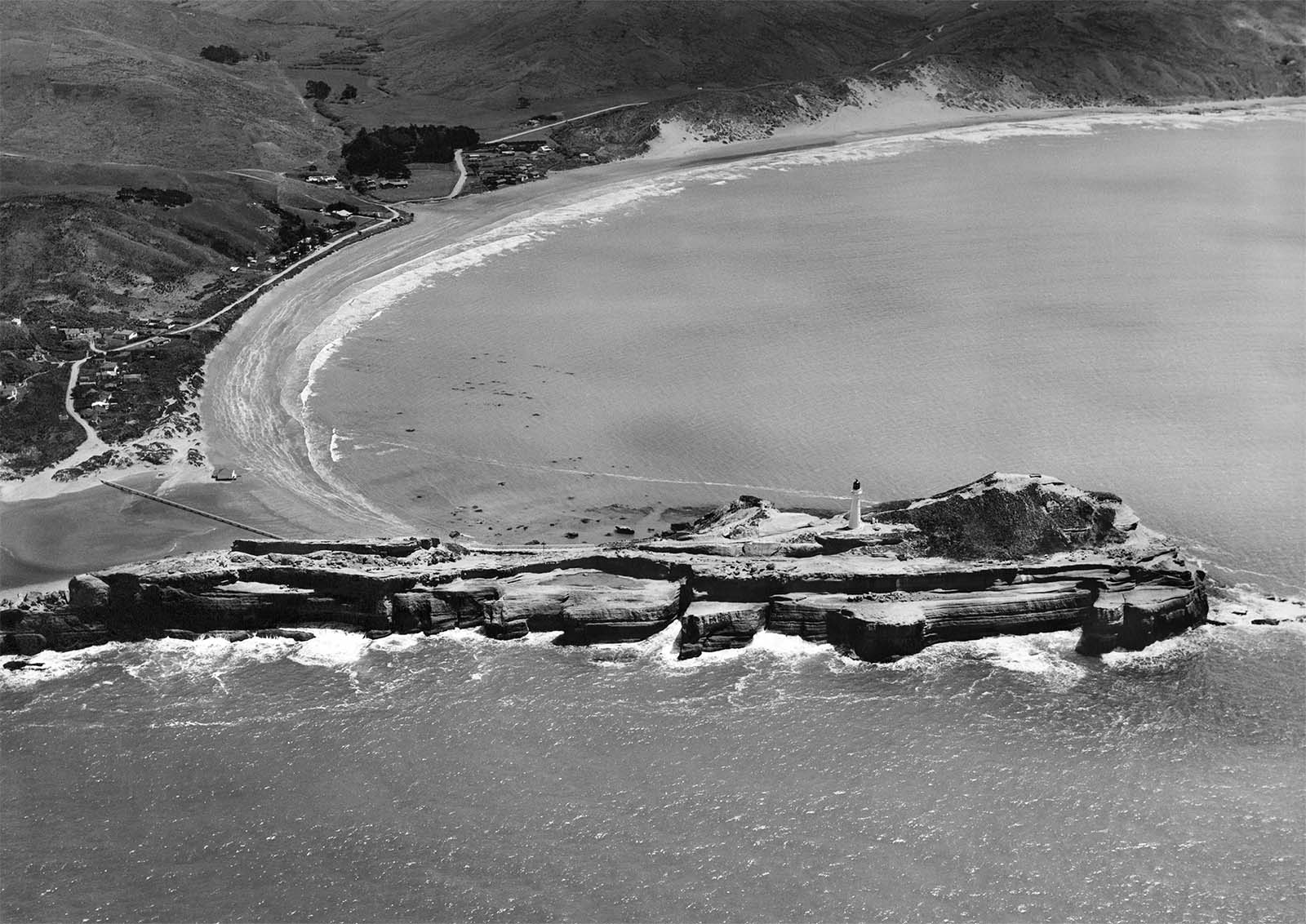 castlepoint-lighthouse-1949-black-framed-vintage-poster-print