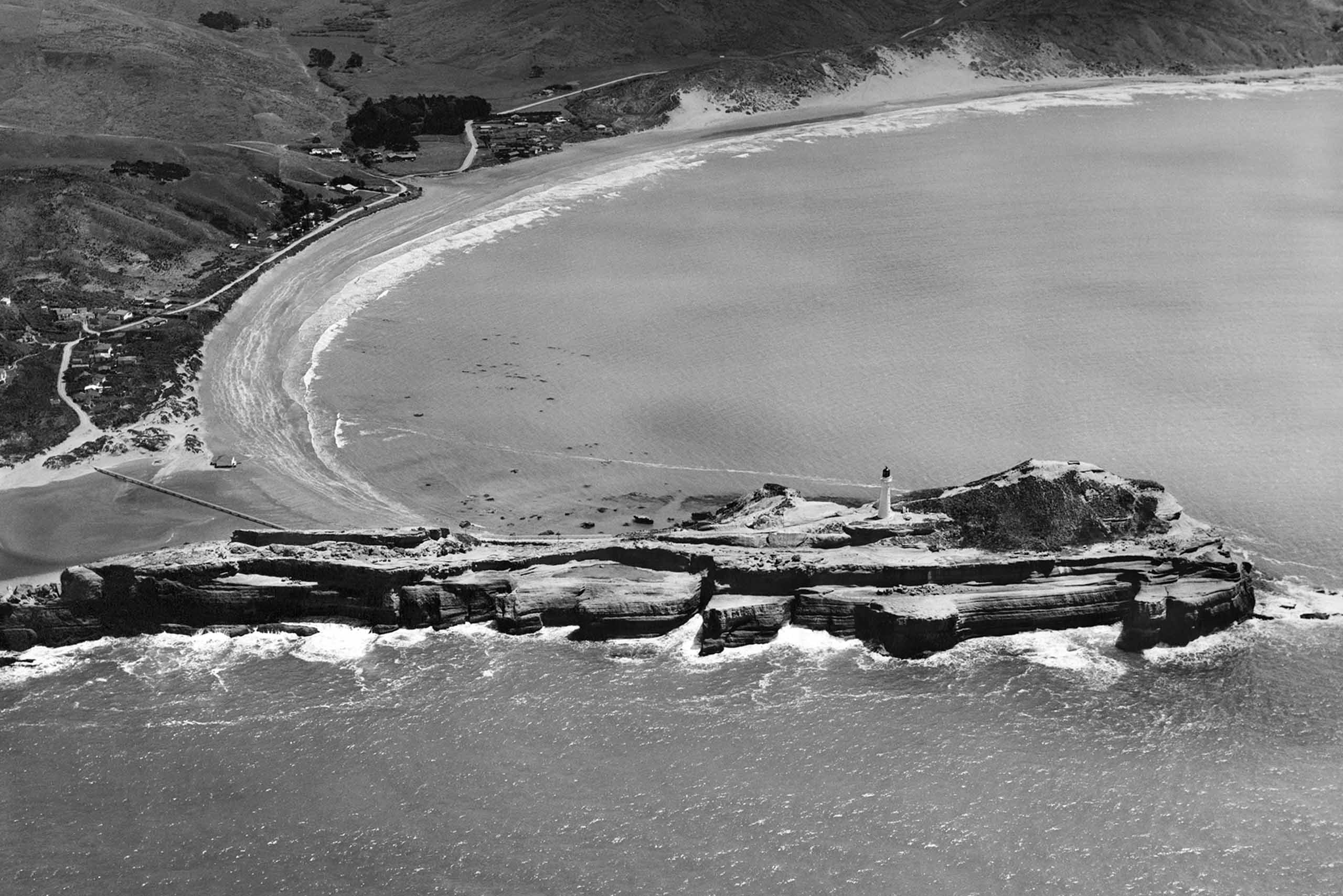 castlepoint-lighthouse-1949-vintage-poster-print