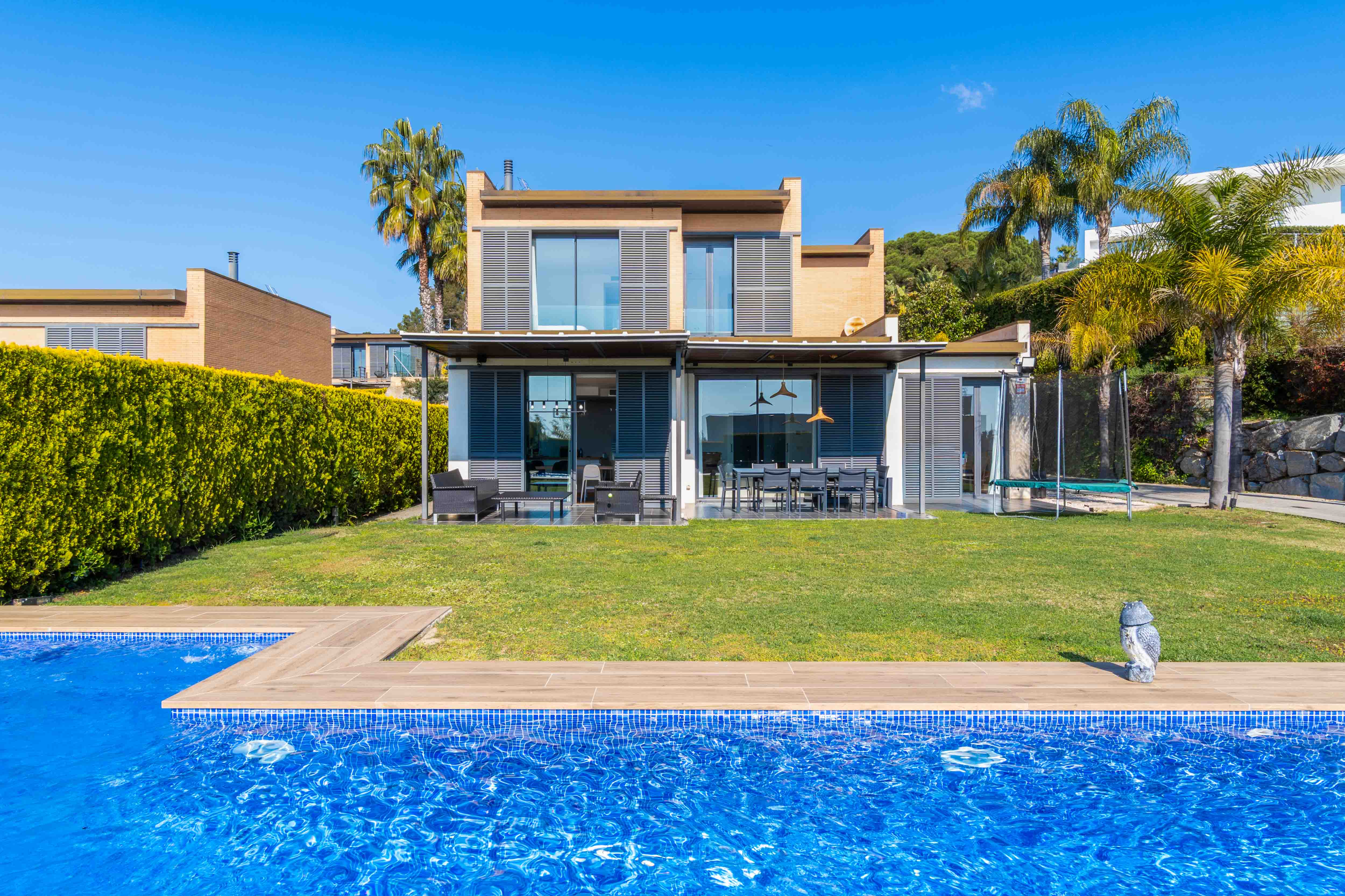 Fachada de una casa de lujo moderna de la agencia inmobiliaria llars real estate ubicada en el Maresme.