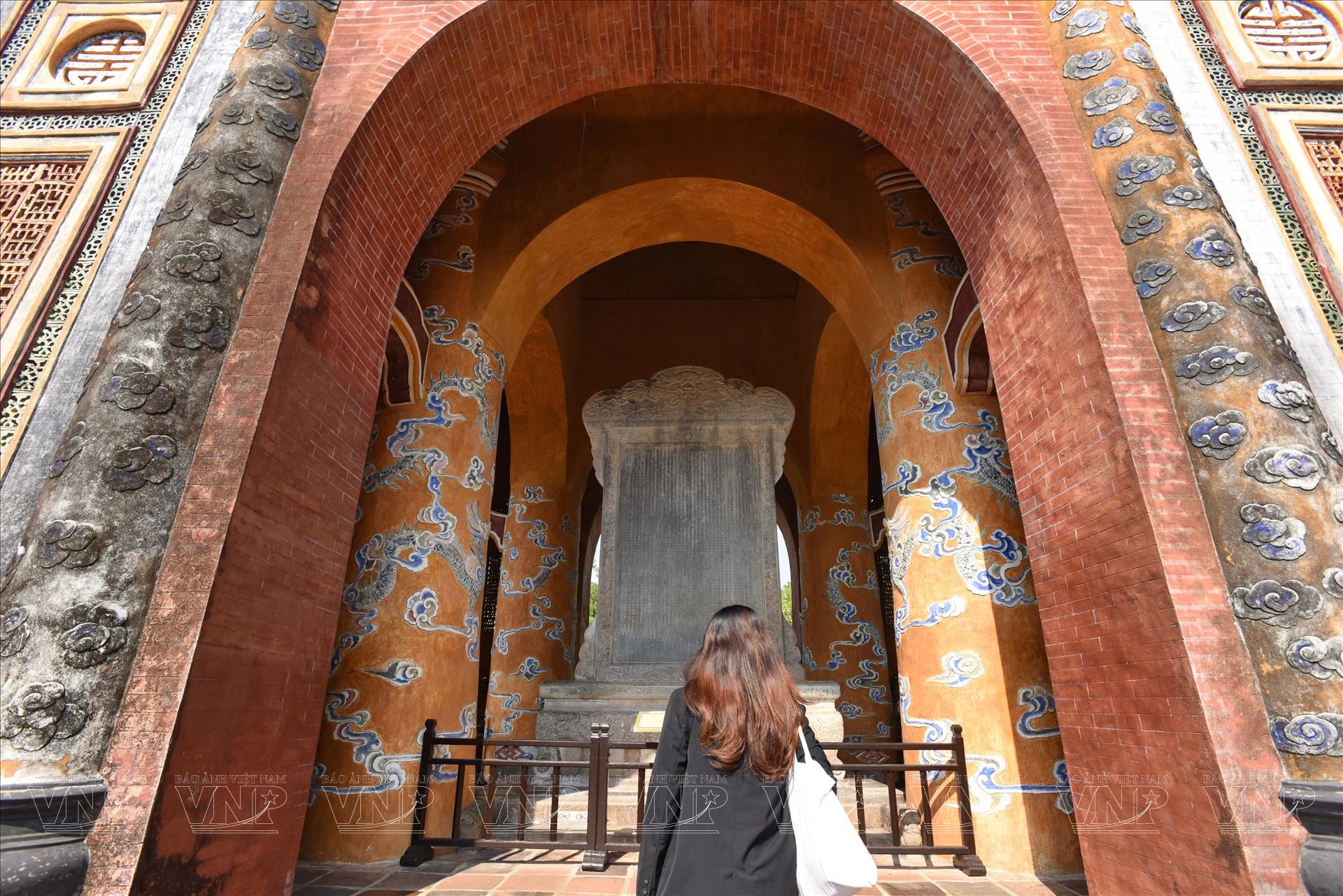 infront of Khiem Cung Ky Stone stelle