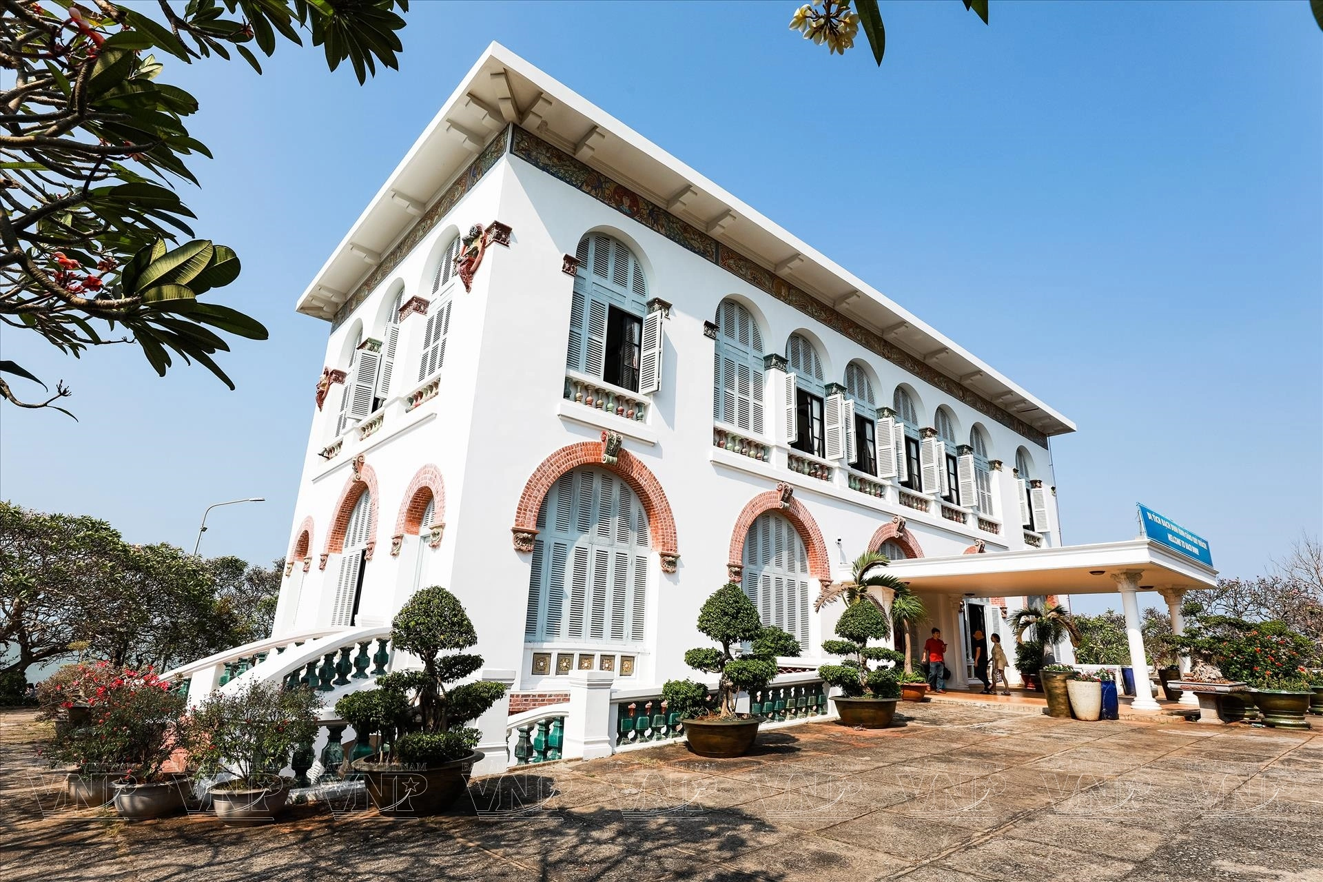 Bach Dinh entrance