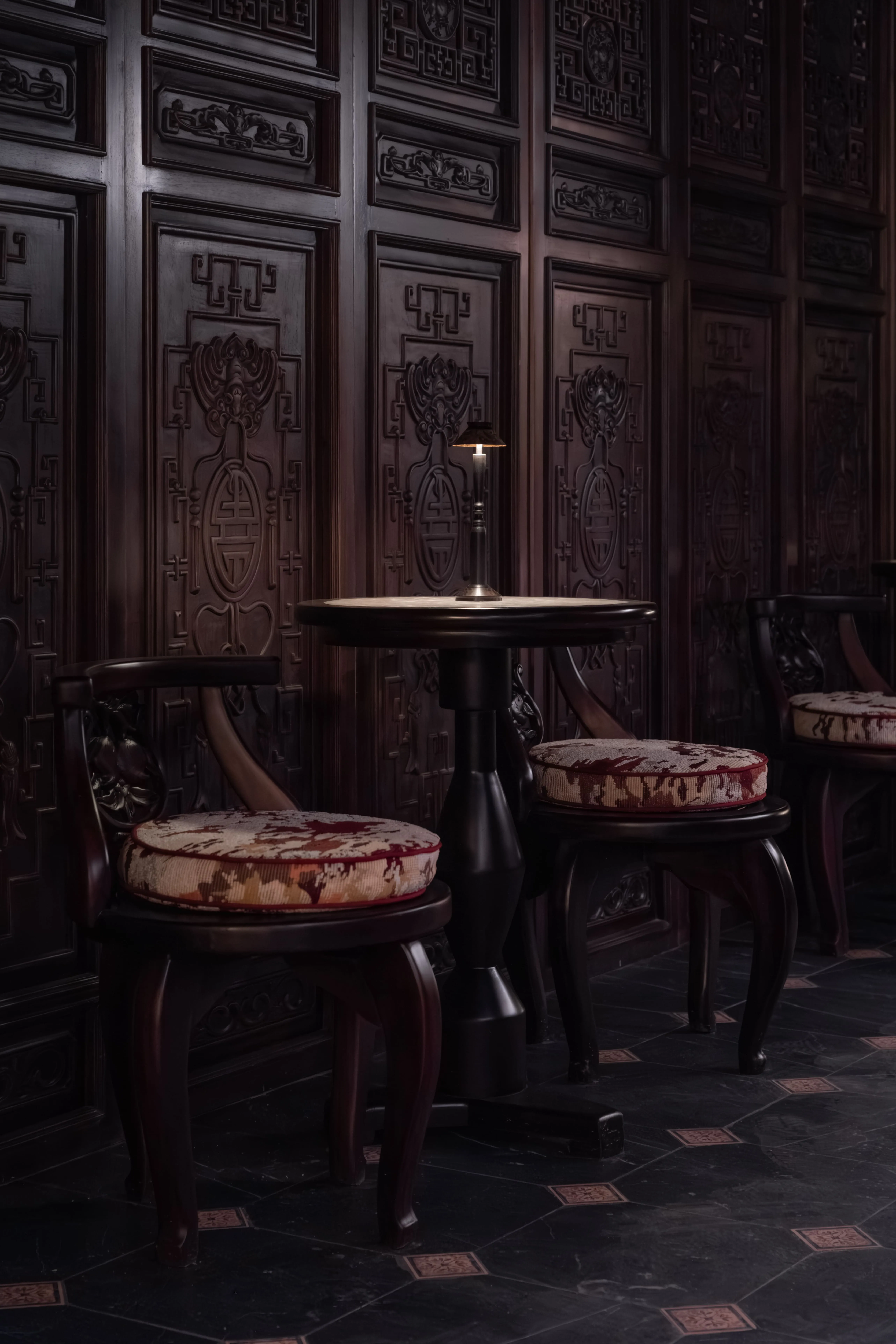 “An inside look at the Evening Bar of Ancient Hue Garden House, located in Hue City – Van Xuan Bar