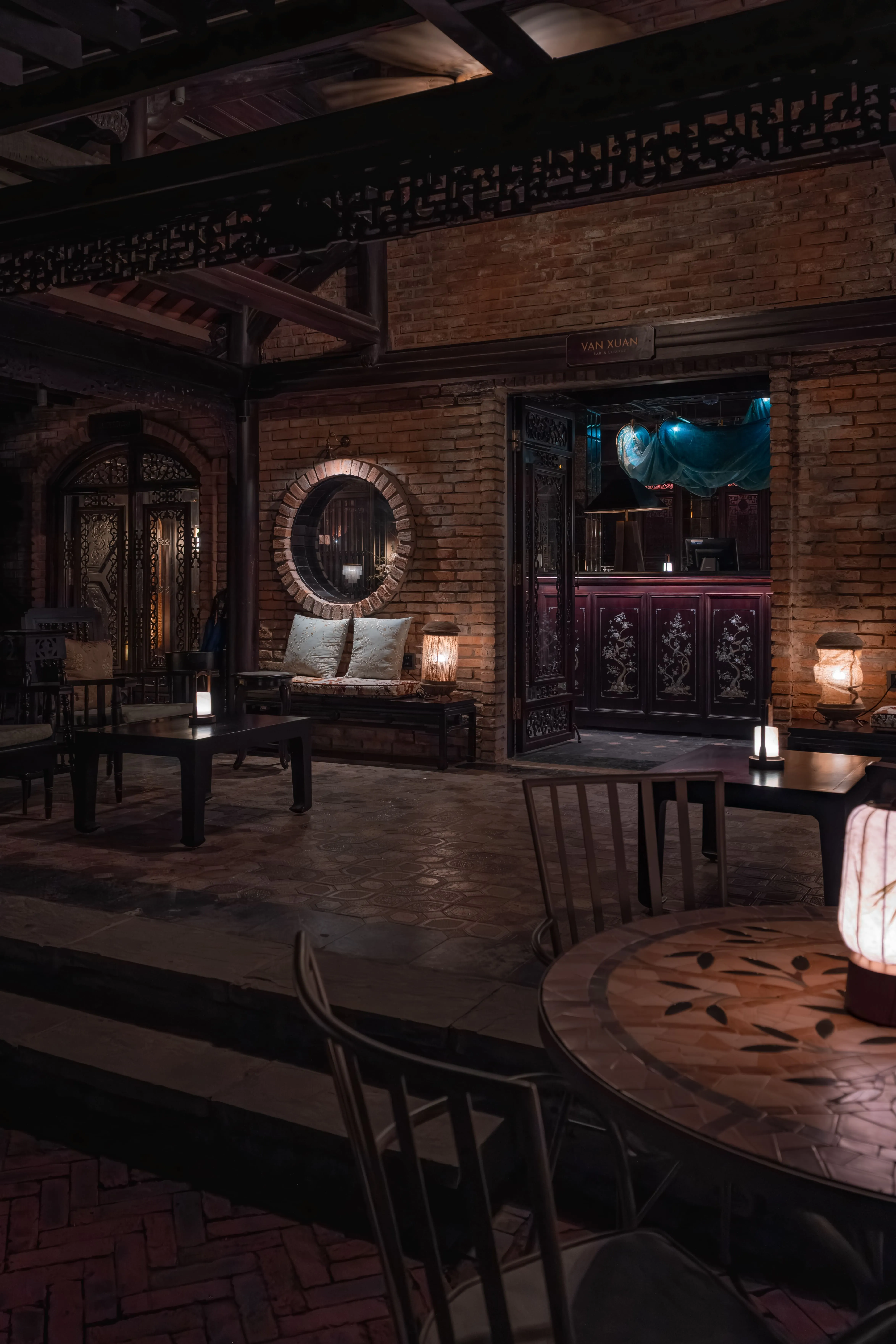 “An inside look at the Evening Bar of Ancient Hue Garden House, located in Hue City – Van Xuan Bar