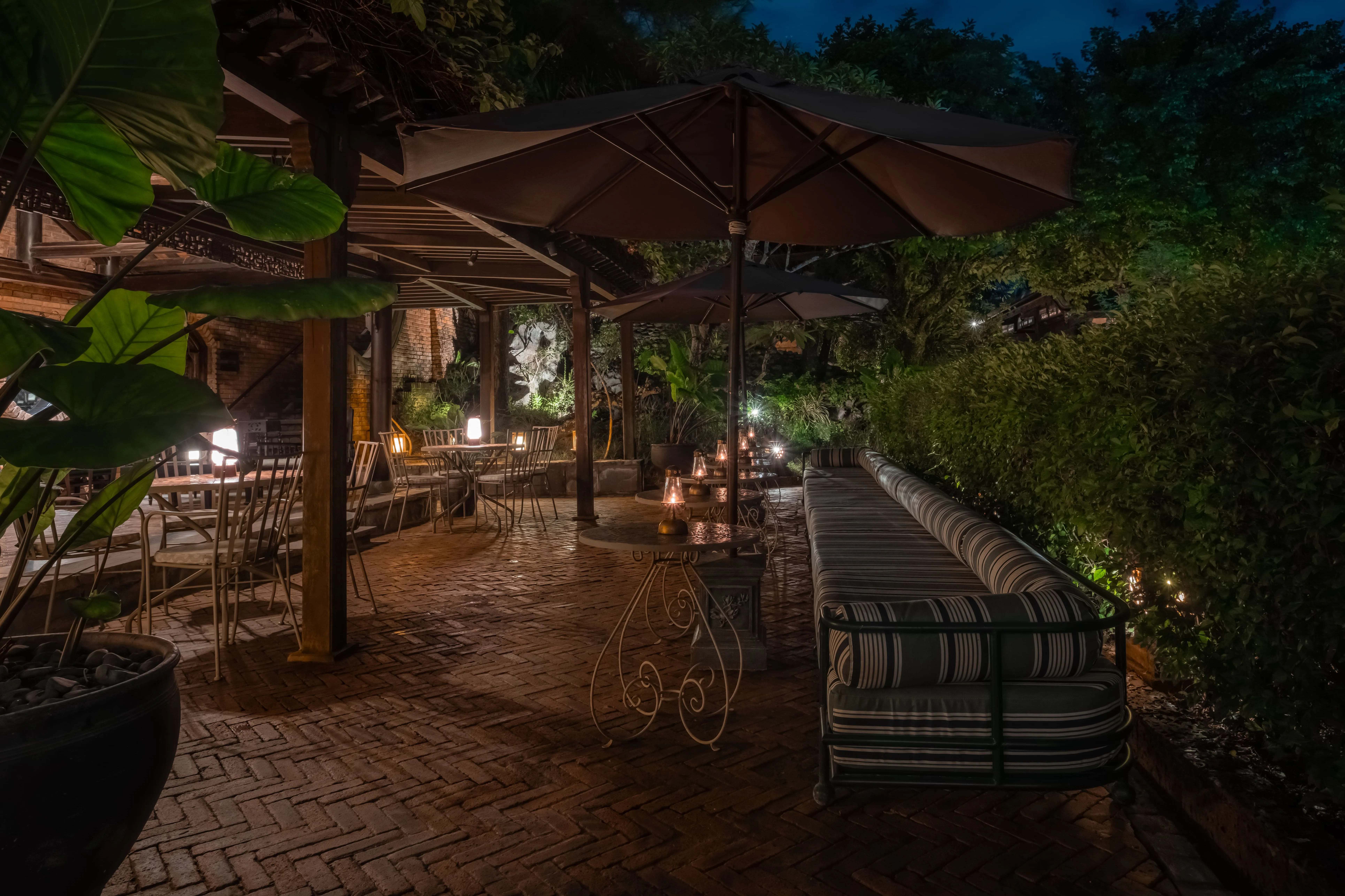 “An inside look at the Evening Bar of Ancient Hue Garden House, located in Hue City – Van Xuan Bar