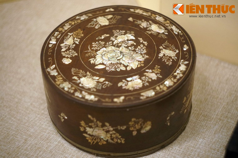 A mother-of-pearl inlaid set from the Nguyen Dynasty, once used in the imperial palace and preserved to this day.