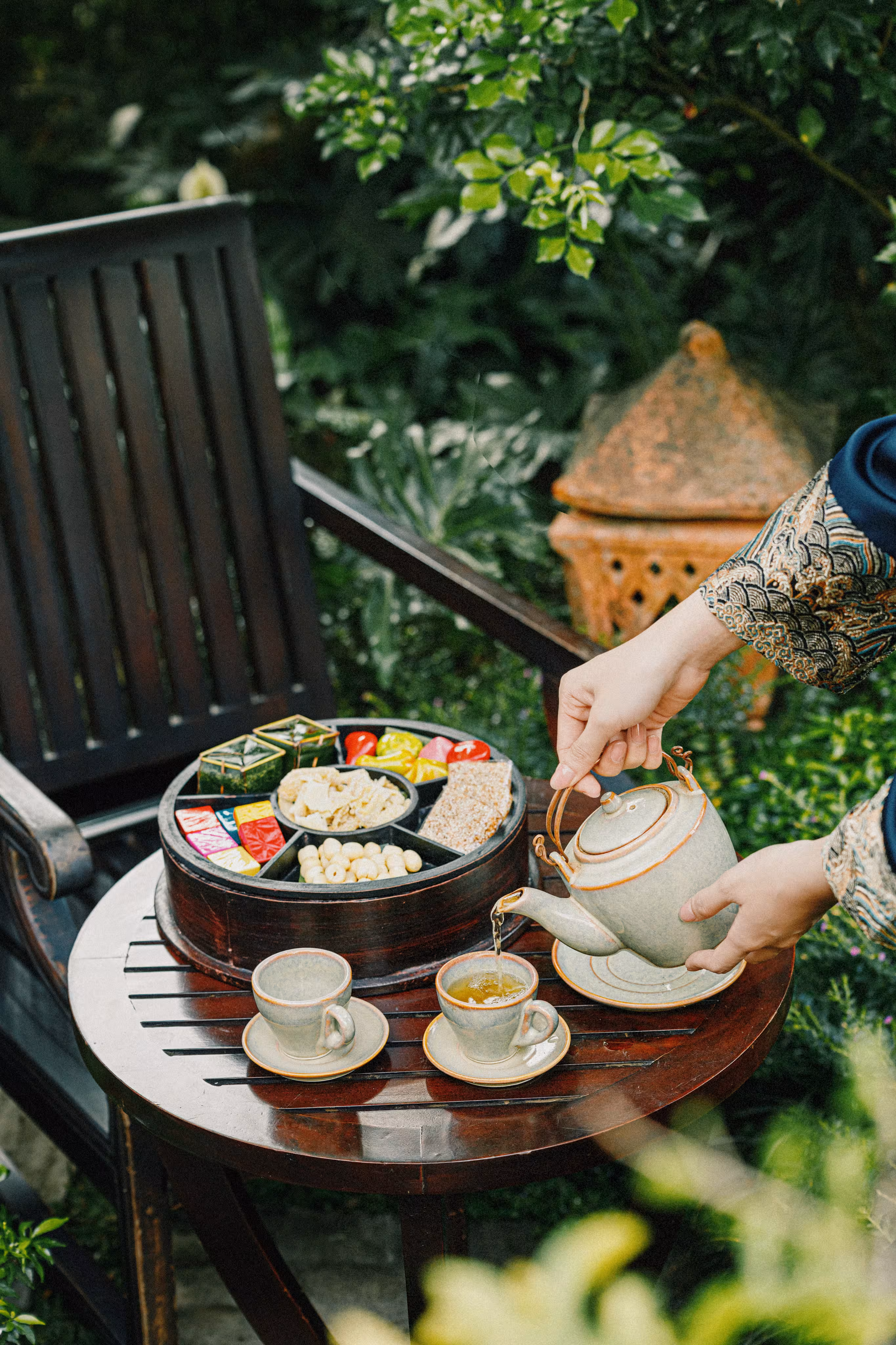 Me Xung in Ancient Hue tea set