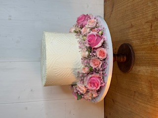 buttercreme mit Blumenumrandung