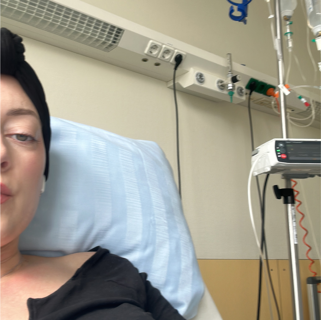 Sophia macht ein Selfie während der Behandlung auf einem Krankenbett