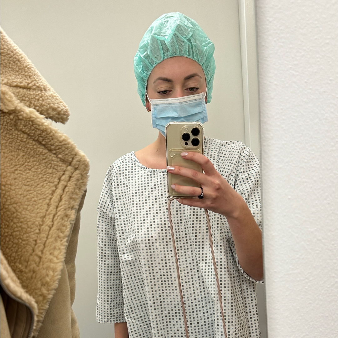 Sophia macht ein Selfie mit OP-Kleidung.