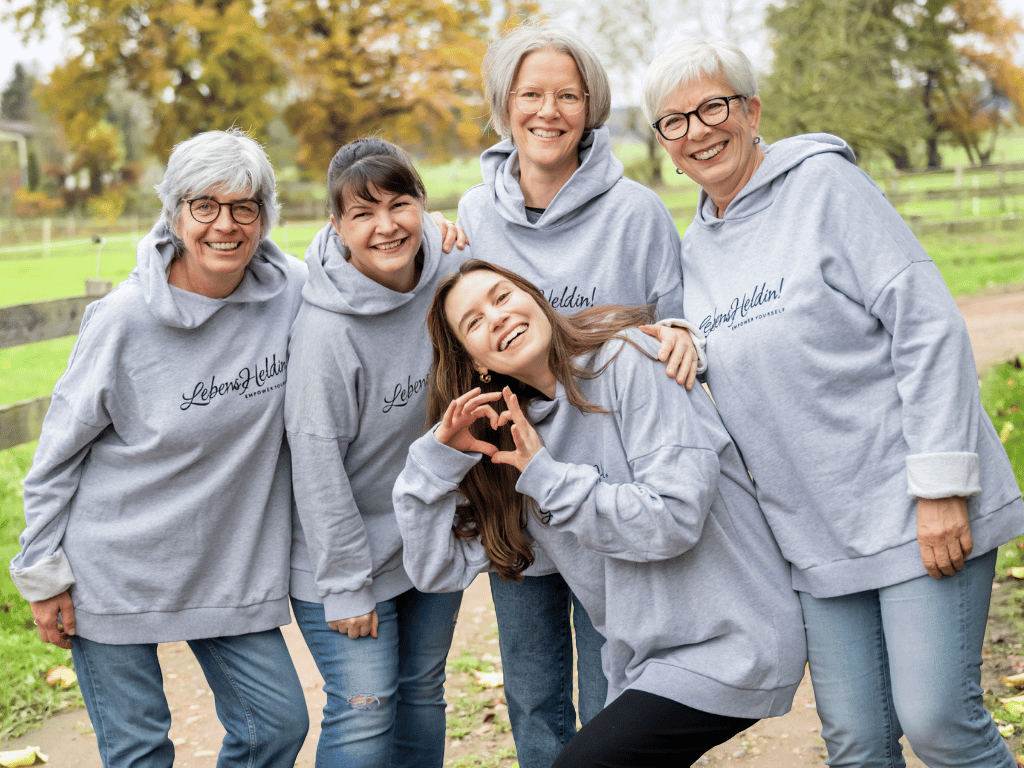 5 Frauen im Lebensheldin Pullover