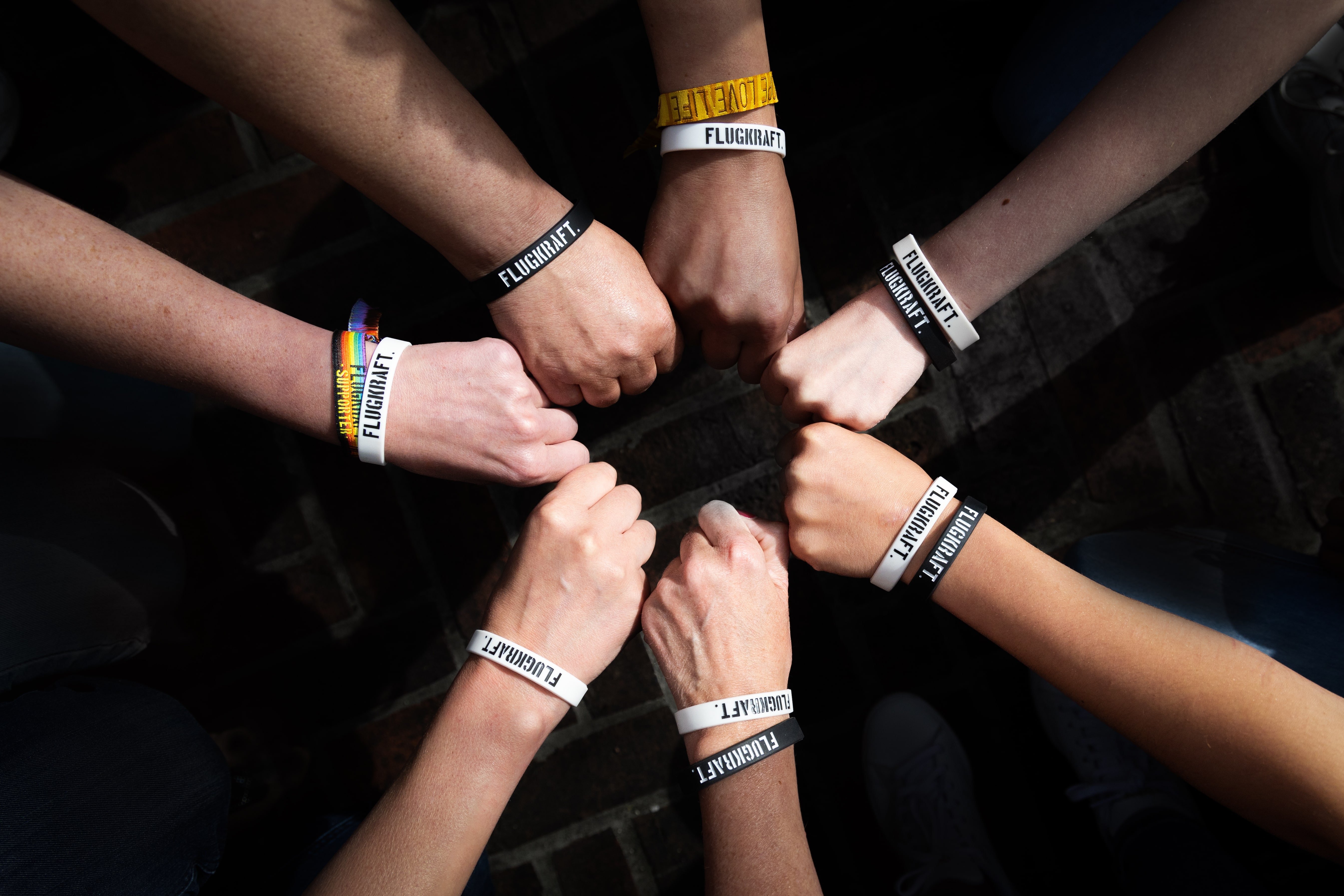 Hände die sich die Faust geben