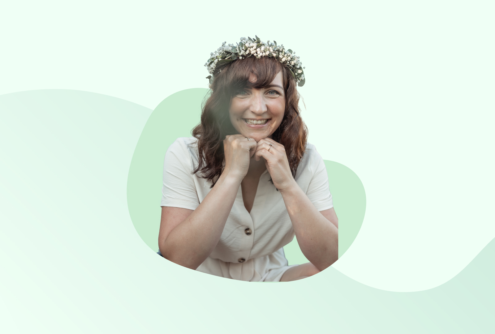 Eine junge Frau mit Blumenkranz stützt ihren Kopf auf die zusammengefalteten Hände ab.