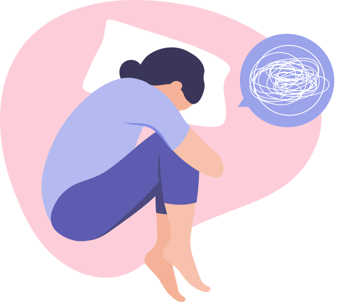 Eine Frau liegt zusammen gerollt auf dem Bett, geplagt von Ängsten.