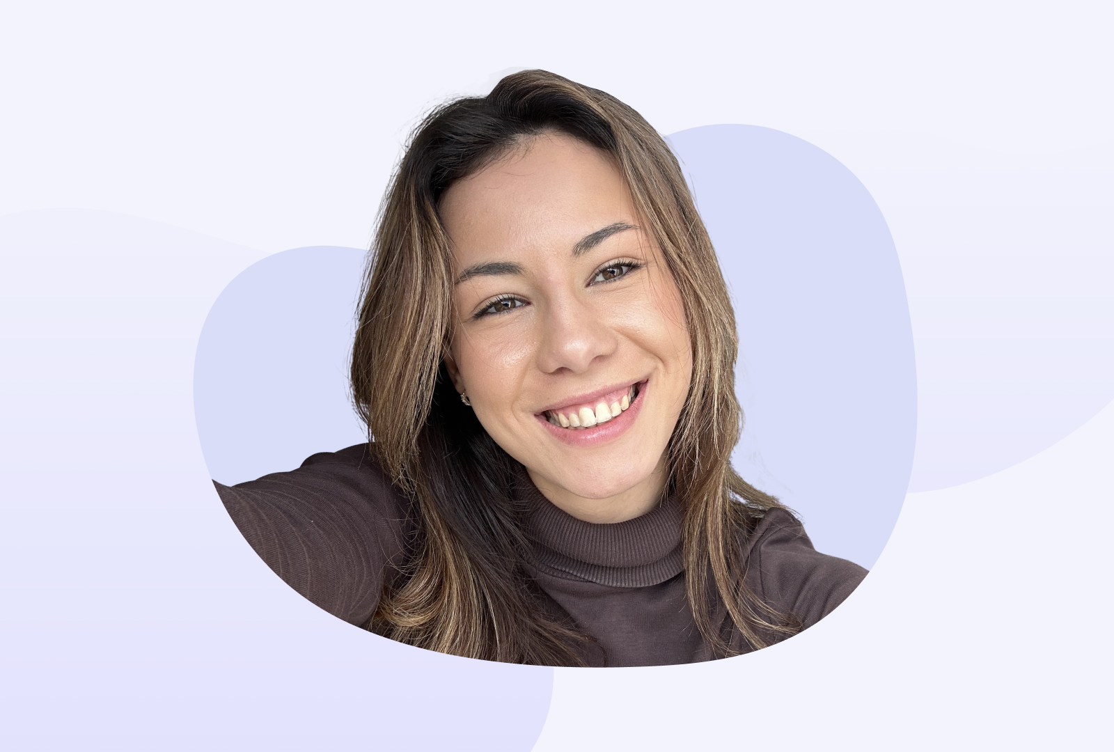 Jasmin lächelt in die Kamera und macht ein Selfie.