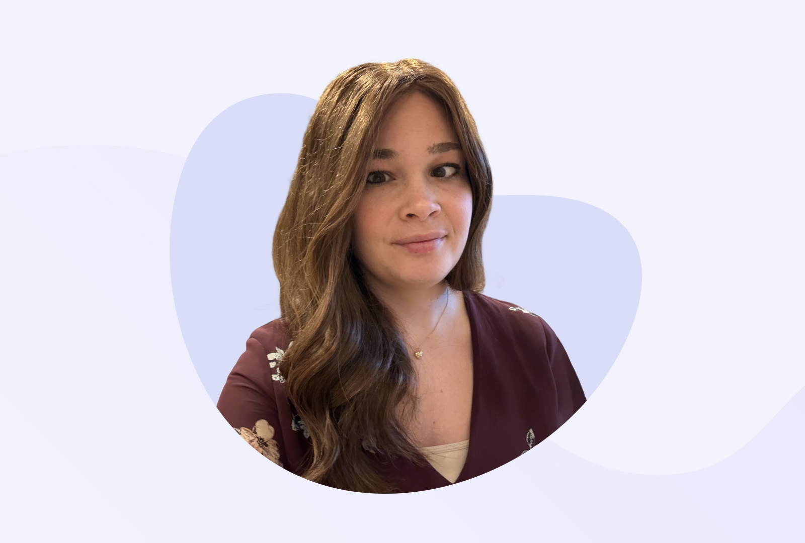 Alina trägt lange, braune Haare und lächelt in die Kamera.