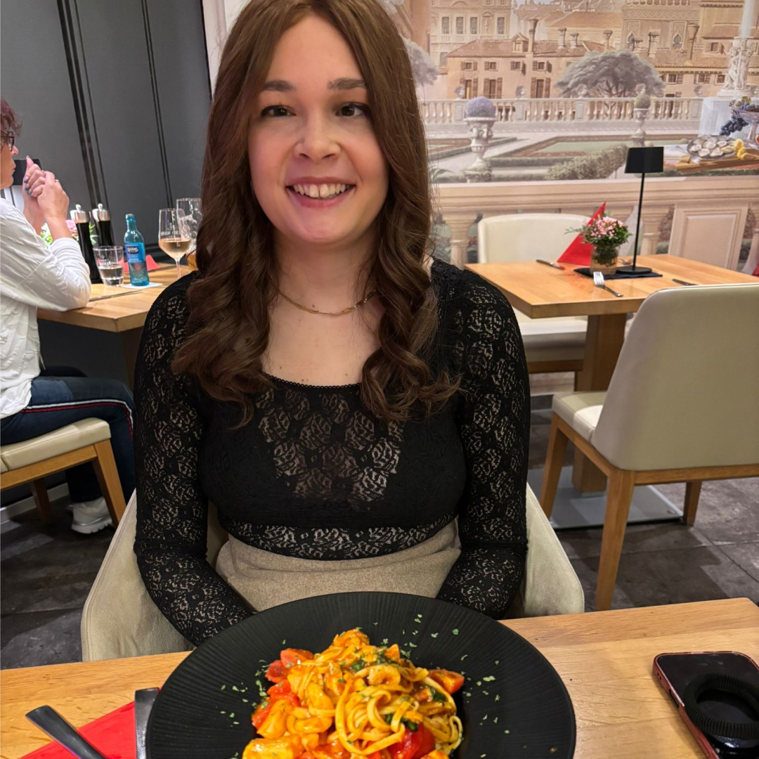 Alina sitzt im Restaurant.