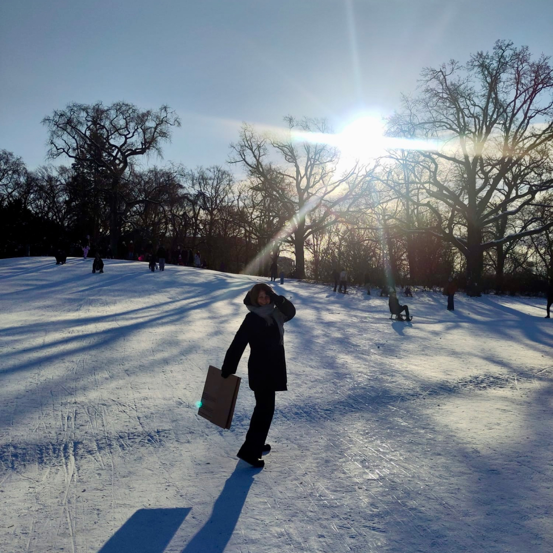Jana steht in einer mit Schnee bedeckten Landschaft.