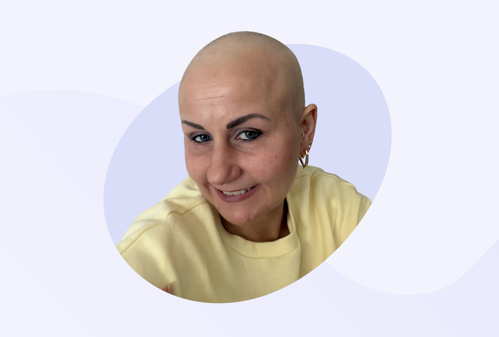 Annika trägt ein gelbes Shirt und lächelt in die Kamera.