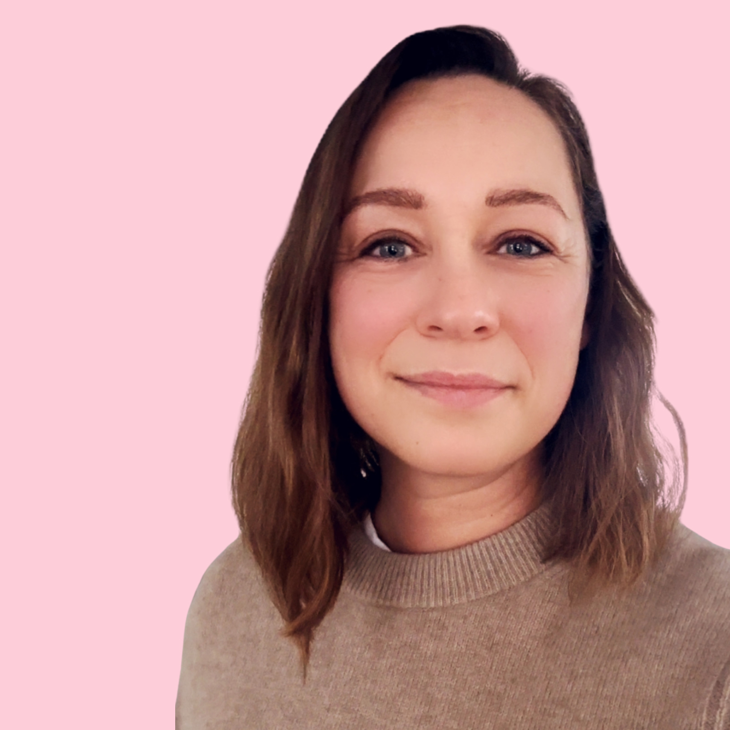 Nadin hat braune schulter-lange Haare und trägt einen braunen Pullover.