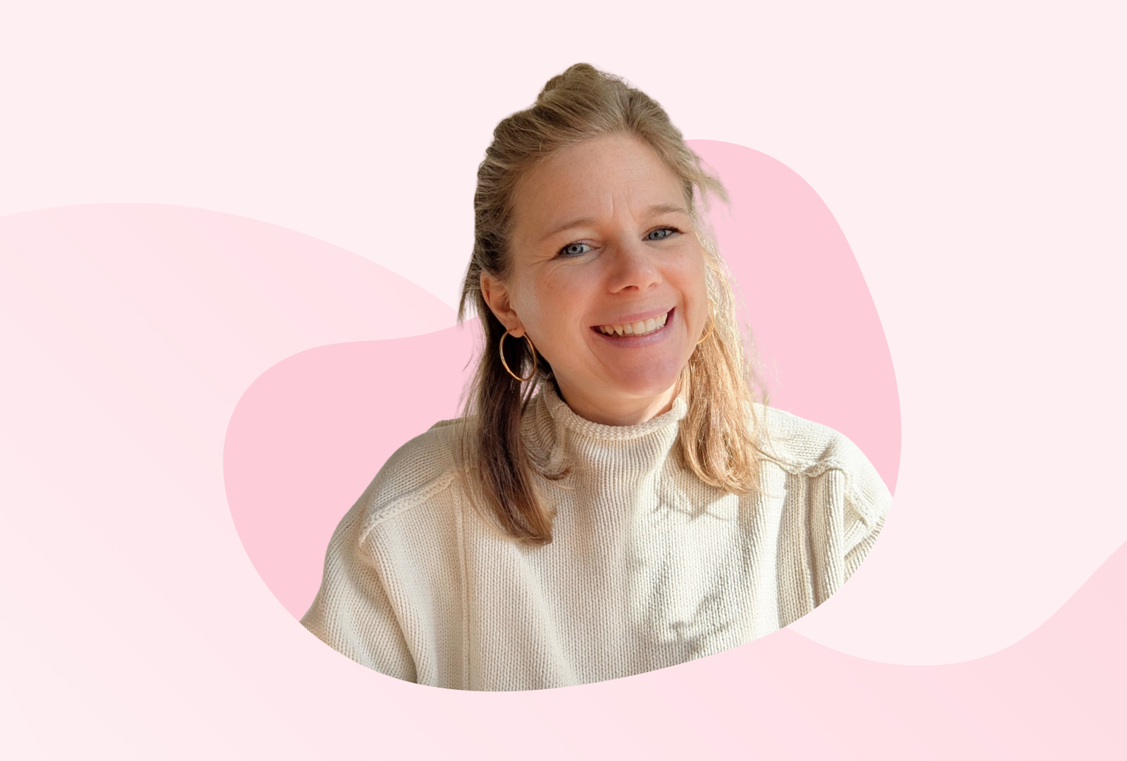 Johanna hat ihre blonden Haare zurückgesteckt, trägt ein weißes Oberteil und lächelt in die Kamera.