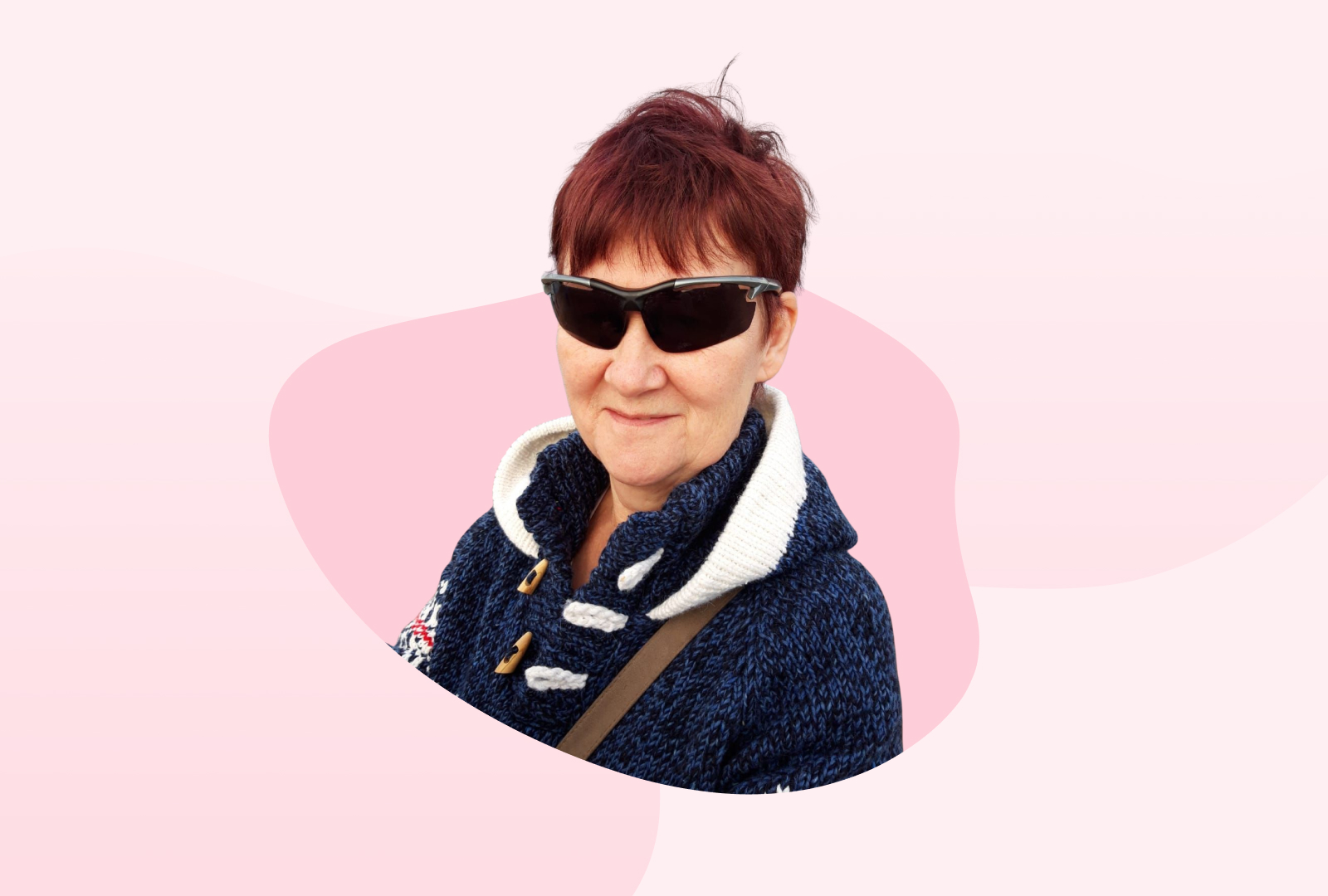 Kerstin trägt eine Sonnenbrille und hat kurze, rote Haare.