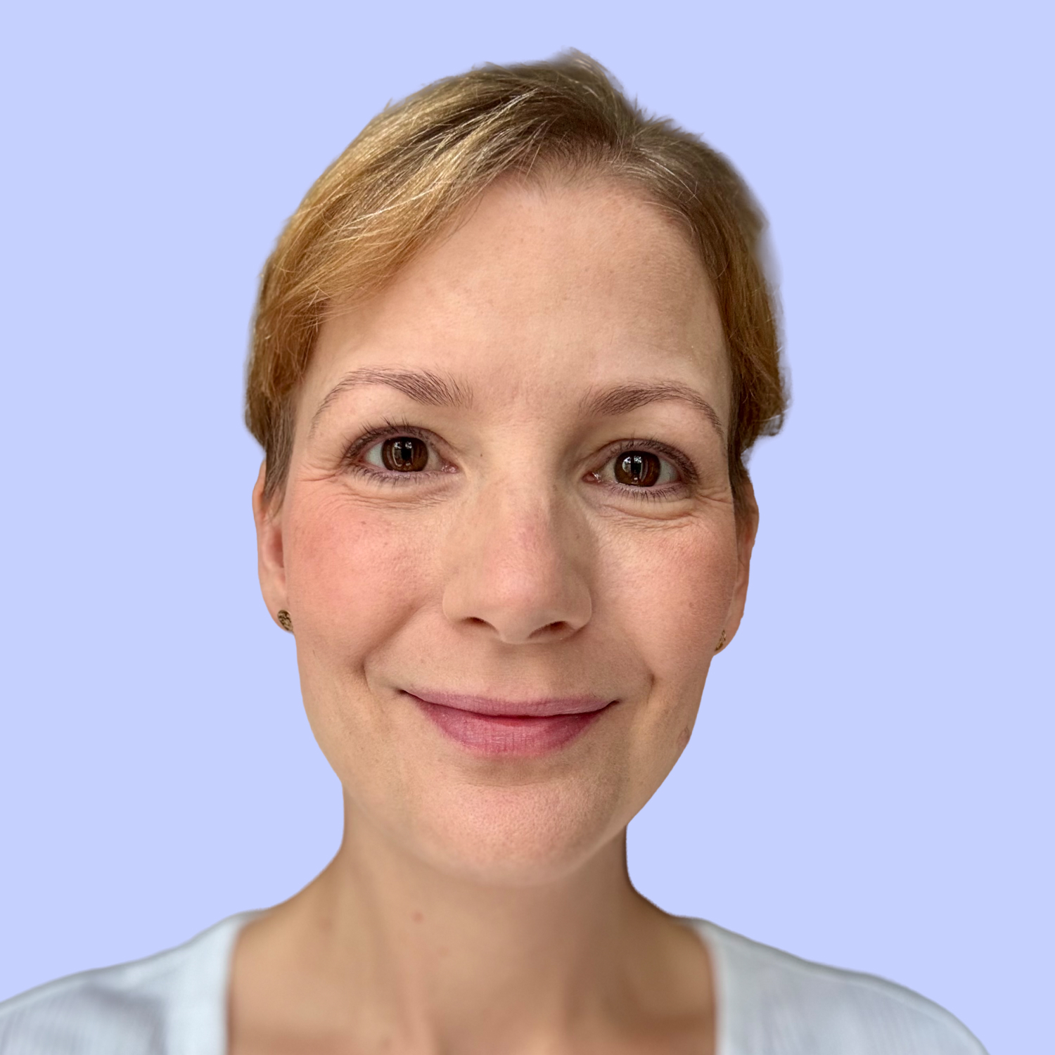 Elisabeth hat braune kurze Haare.