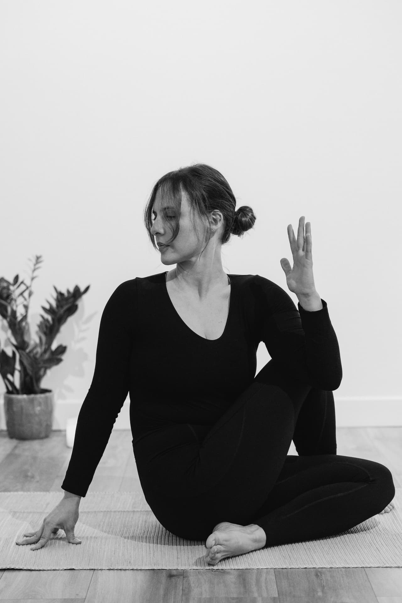 homme-qui-fait-une-posture-de-ashtanga-au-studio