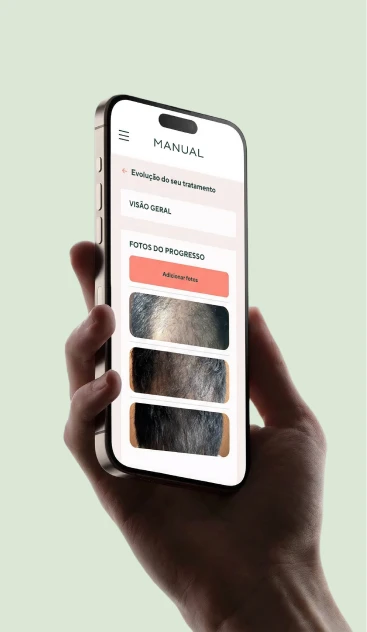 Mão segurando celular com o app Manual