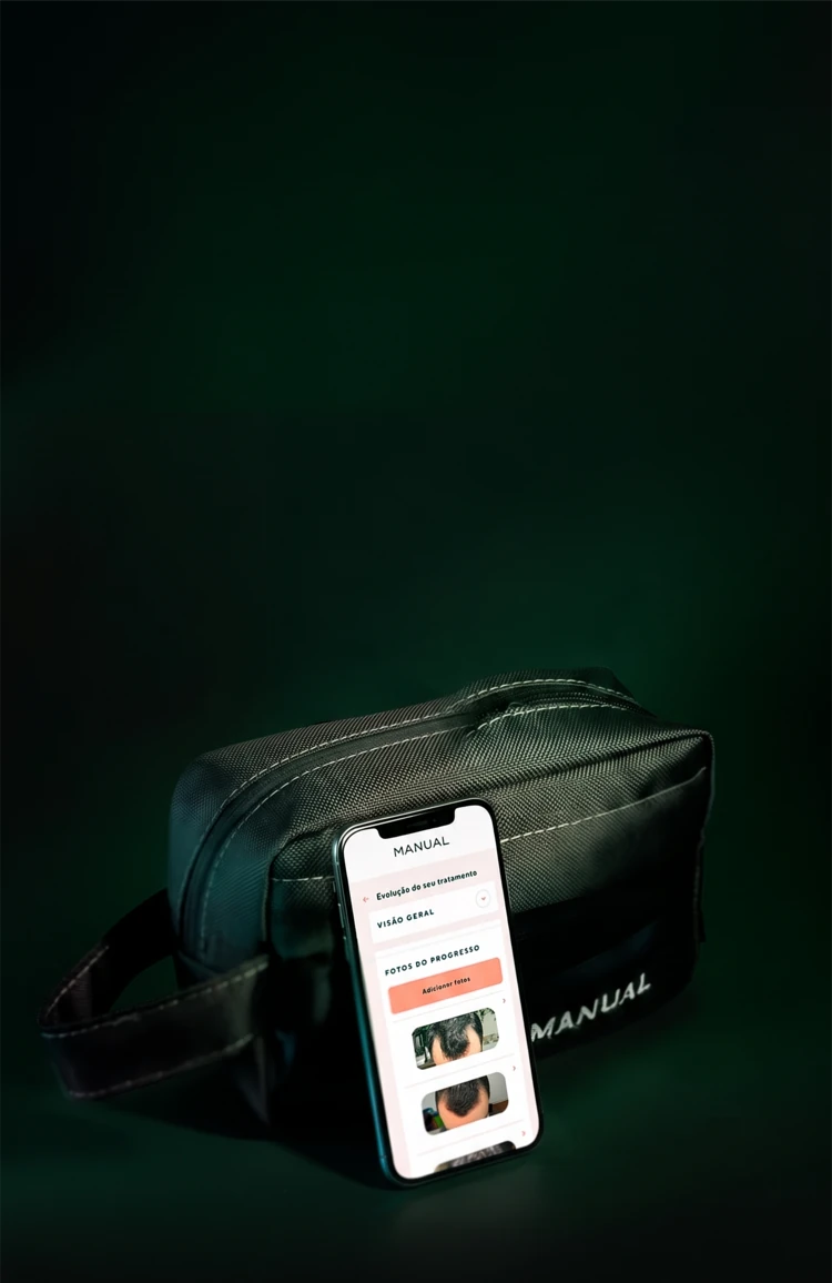 Necessaire exclusiva MANUAL com celular mostrando o app de acompanhamento do tratamento