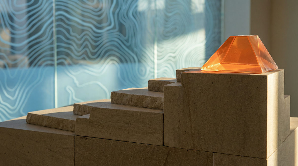 Wizualizacja przesyłu danych między serwerem a urządzeniem mobilnym symbolizująca Server-Side Tracking