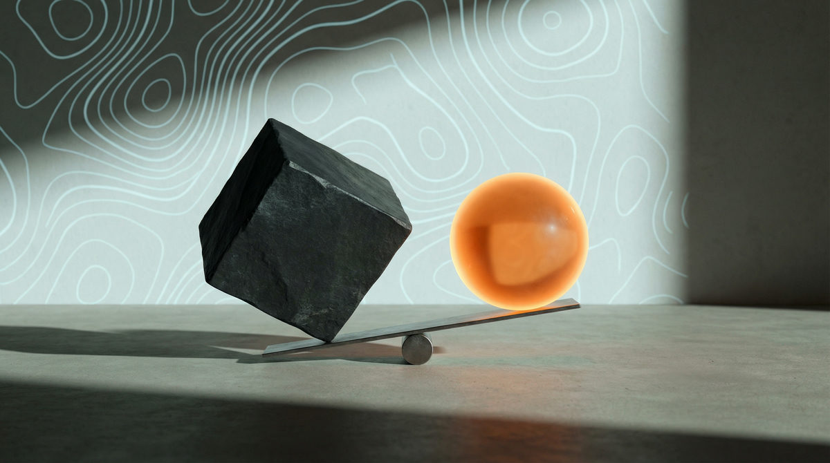 Szklany smartfon nagrywający produkt w otoczeniu lewitujących ikon polubień i wiadomości w ciepłym oświetleniu