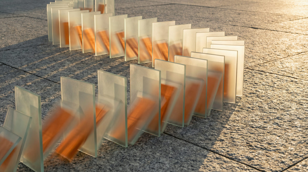 Biurko z tabletem wyświetlającym checklistę współpracy oraz akcesoriami dla psa.