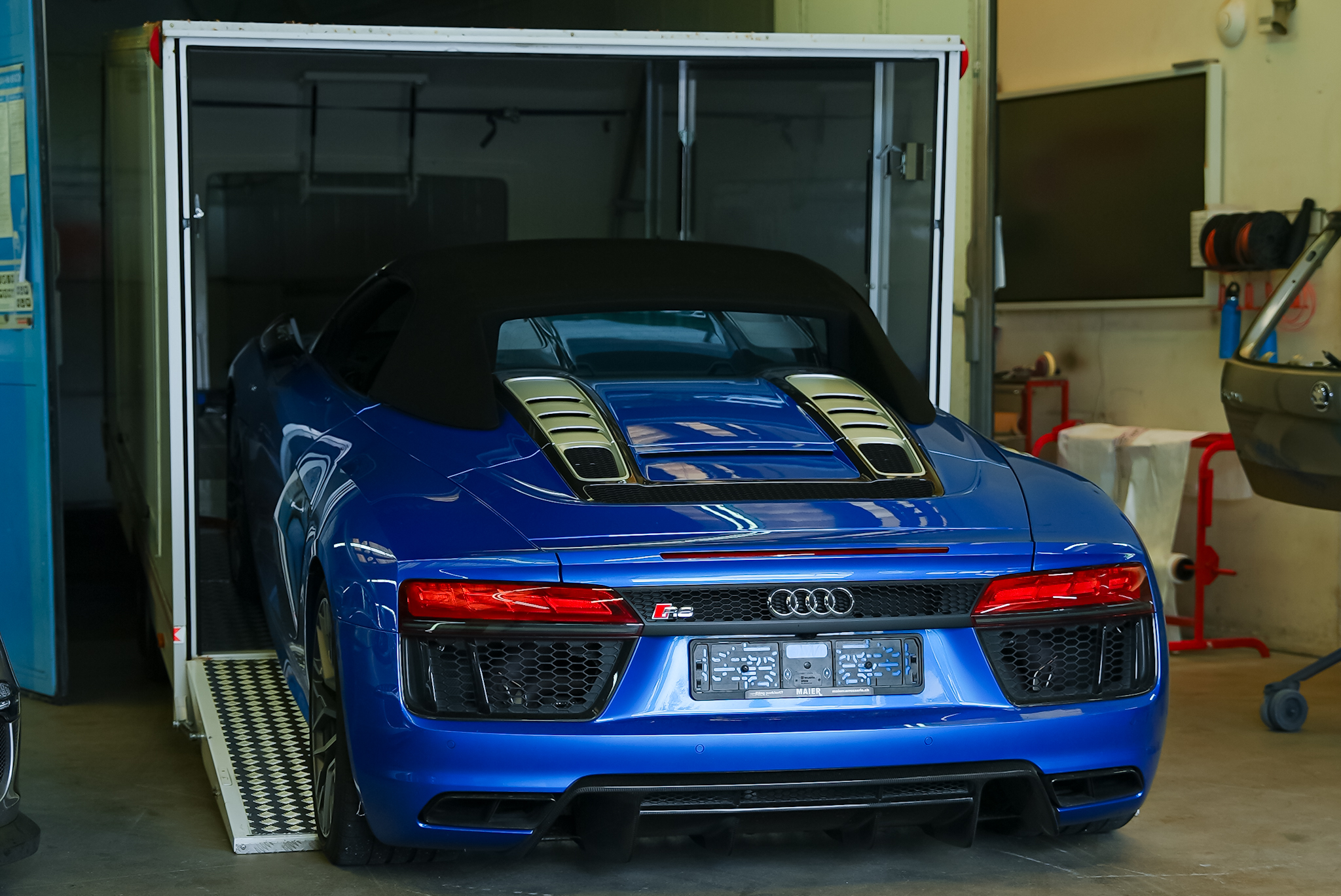 Blauer Audi Sportwagen in der Werkstatt