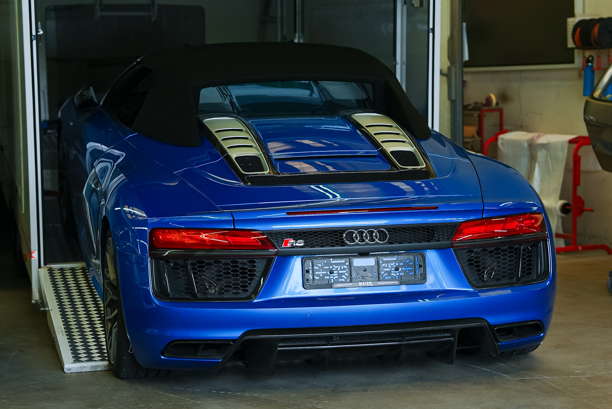 Blauer Audi bei der Sportwagen-Reparatur