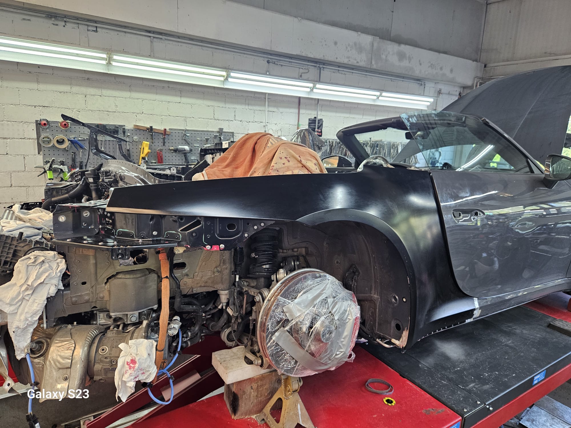 Porsche während umfangreicher Carrosseriearbeiten