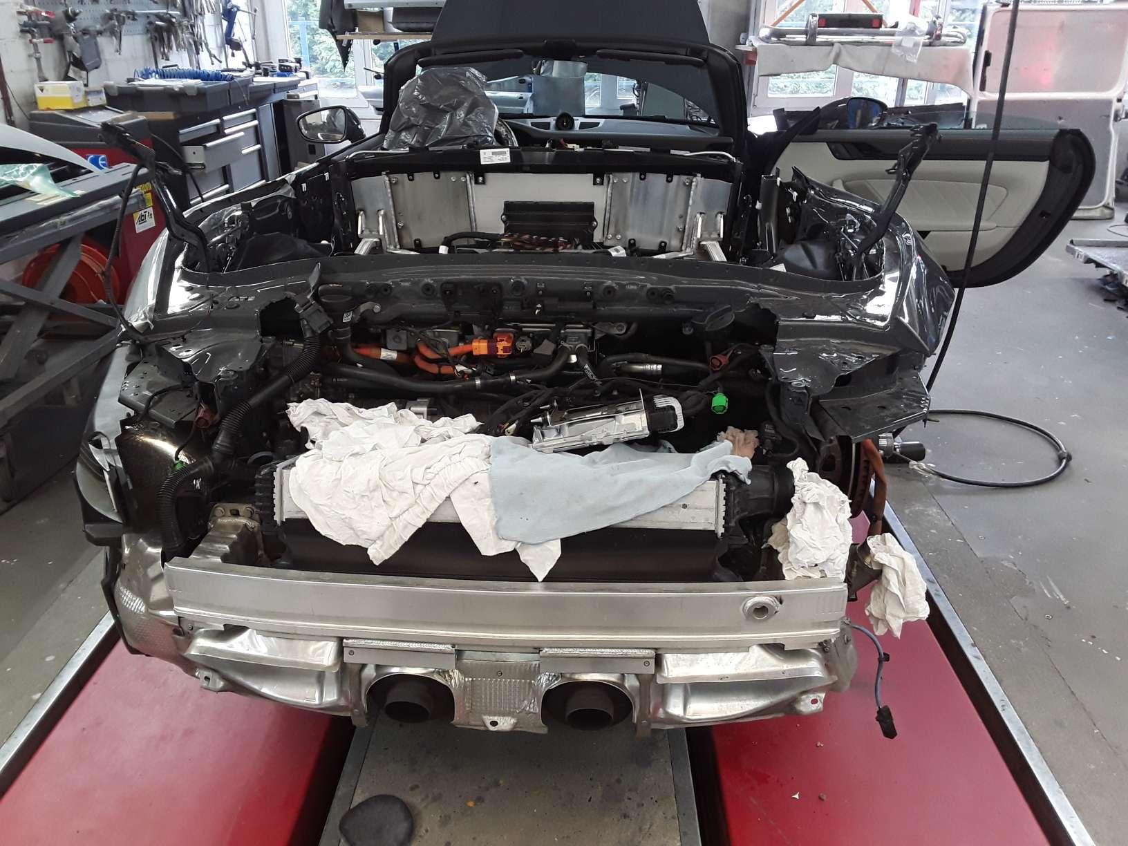 Porsche mit demontierter Front während der Reparatur