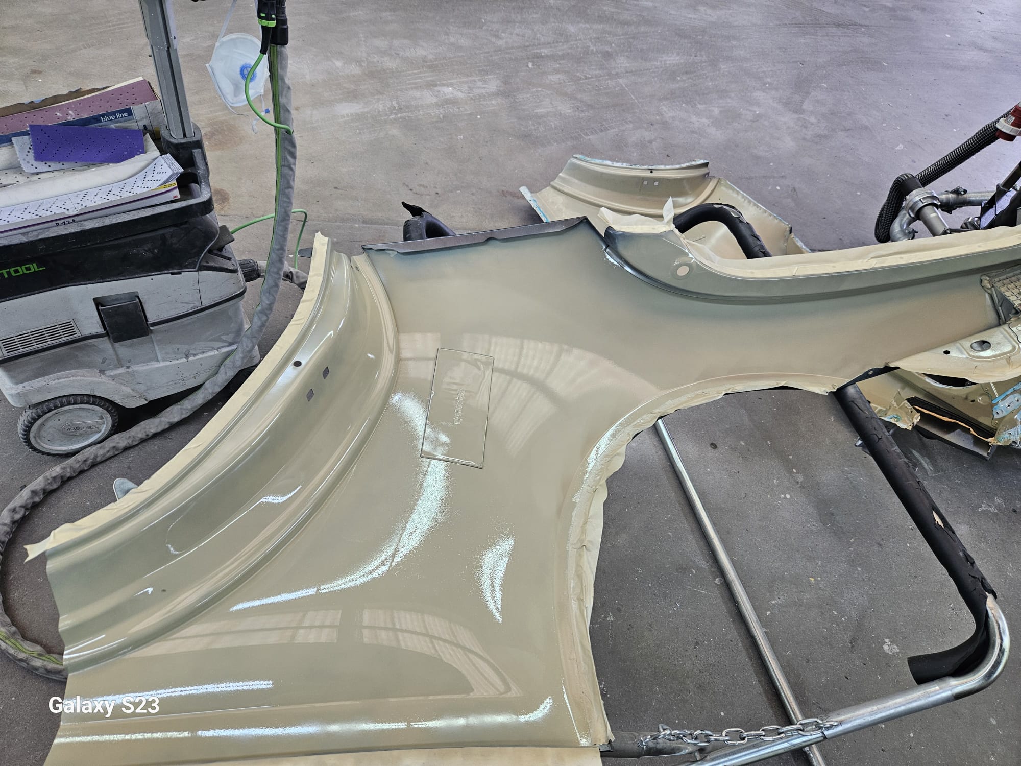 1. Porsche-Carrosserieteil während der Instandsetzung