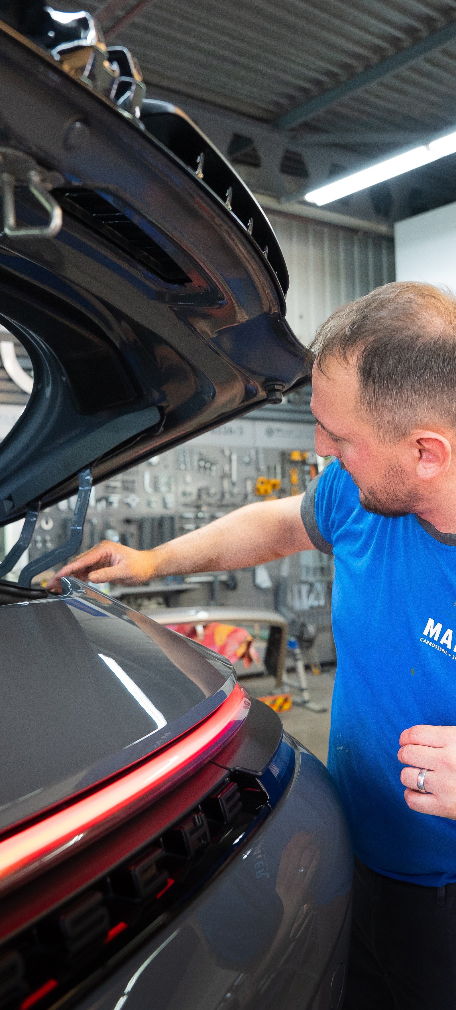 Mitarbeiter bei der Reparatur eines Porsche