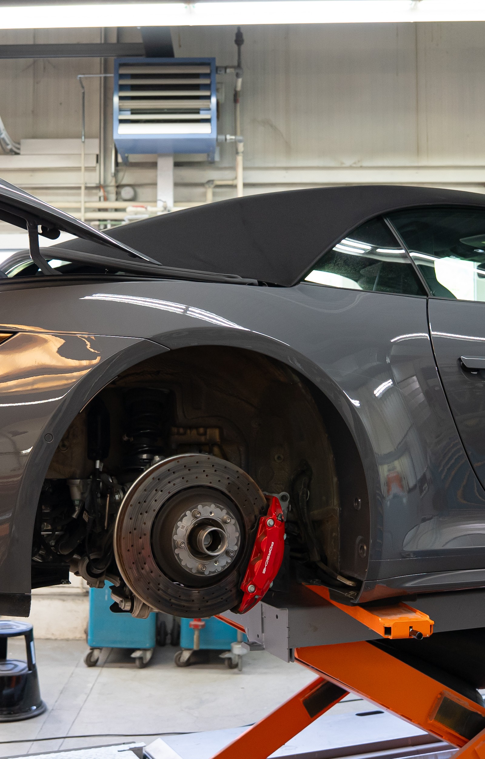 Porsche während der Reparatur in der Werkstatt